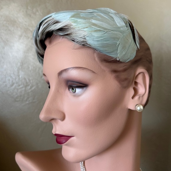 JOYFUL 1950\'s AQUA FEATHER COCKTAIL HAT. main image 12